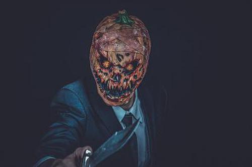 野鬼下定了决心,抬76起枪,一步步地朝那个倒地的黑影走过去?